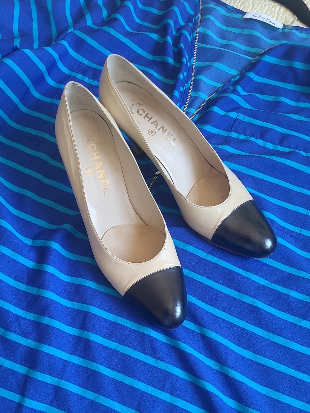 CHANEL Beige Leather Pumps with Black Cap Toe - Picture 3 of 10